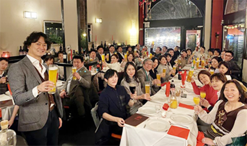 ユビケン海外展示会実践プロジェクト参加者達と食事をしている写真
