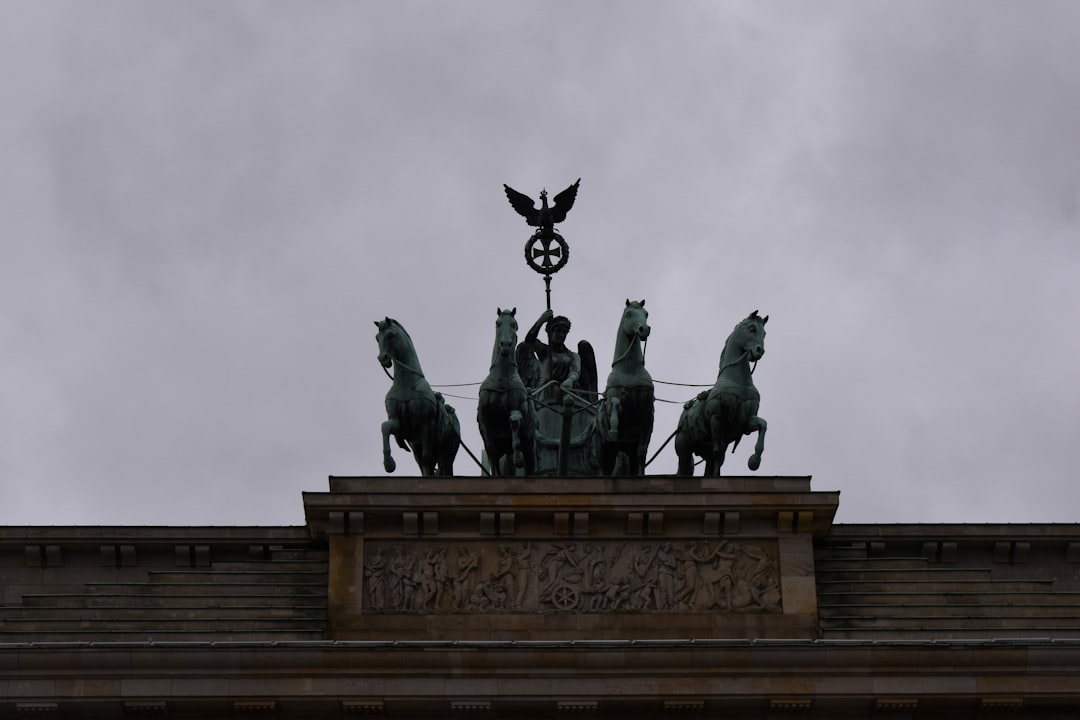A statue on top of a building with horses on it